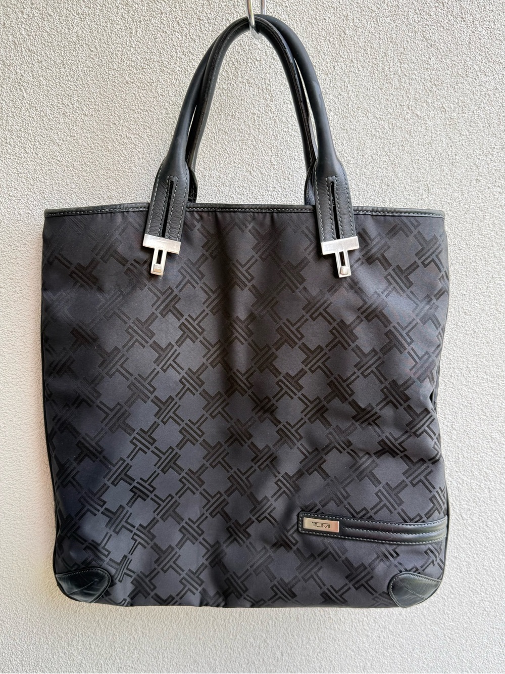 Tumi Traveling business tote bag purse black logo fabric leather